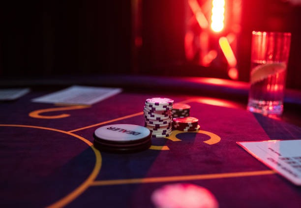 Live dealer dealing Texas Hold'em Bonus cards at anru33 studio